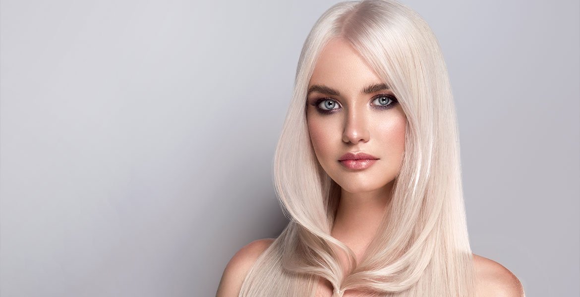 Mulher de cabelo liso comprido platinado